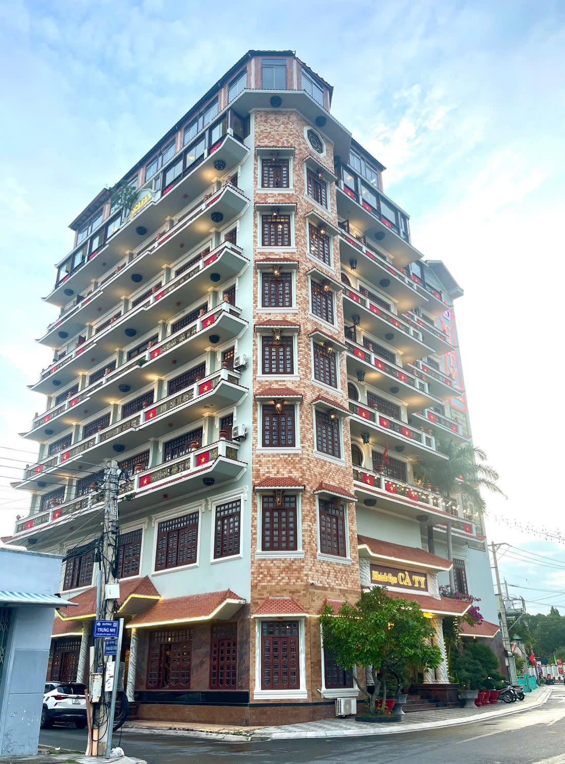 Không gian dịch vụ và lưu trú tại Cà Ty Hotel